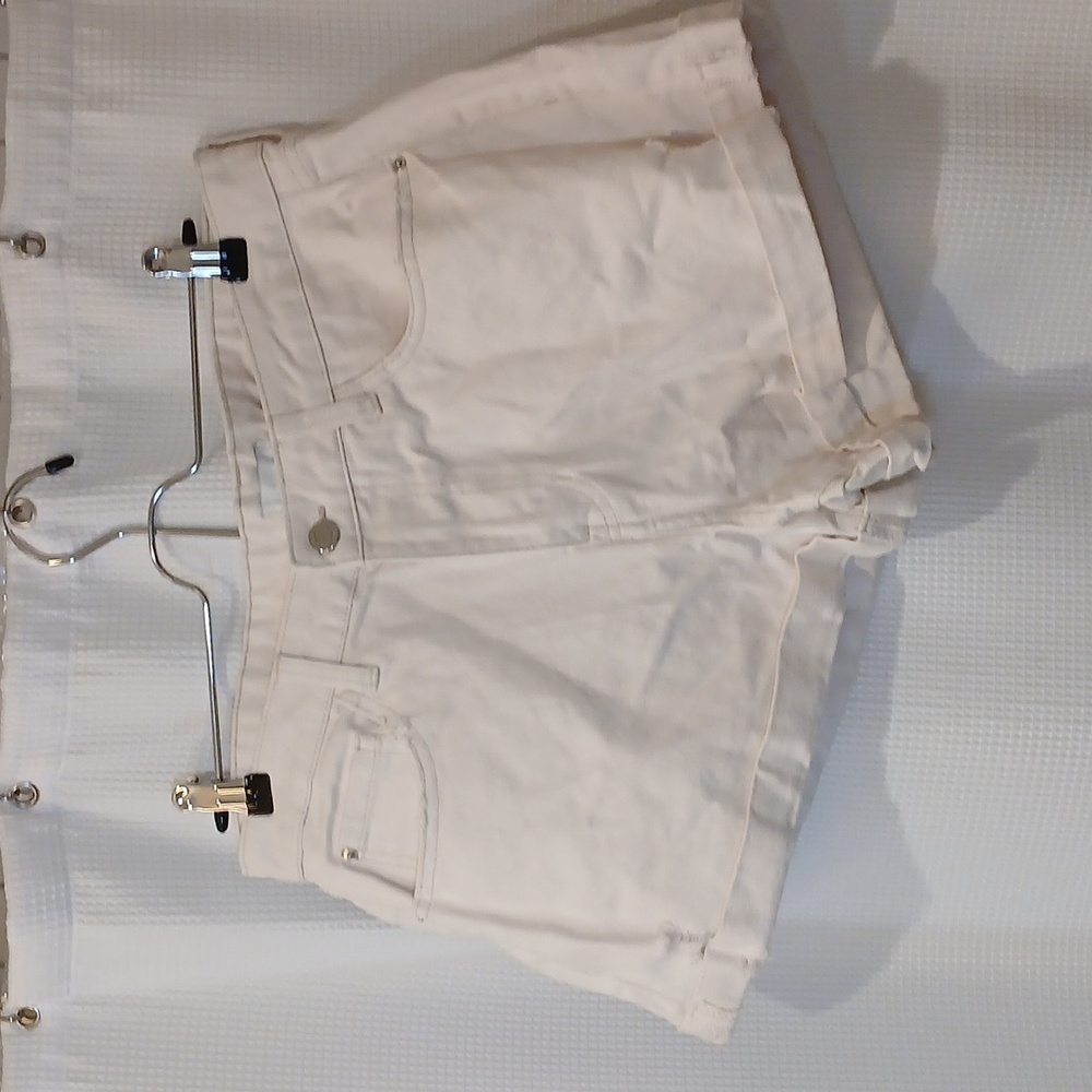 NWOT WEWOREWHAT Distressed Denim SHorts in Creamy White / Size 28